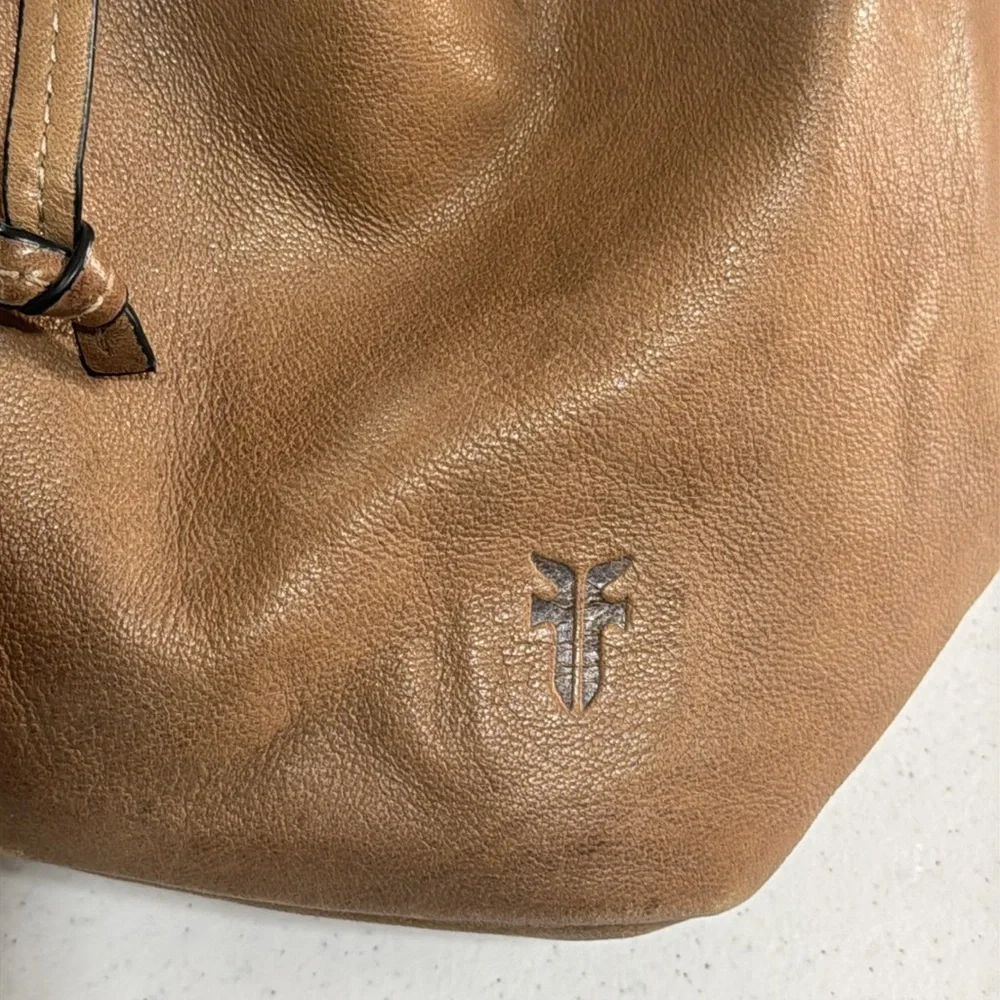 Frye Backpack Bucket Tan Leather Bag Gold Hardware Medium - Picture 5 of 14